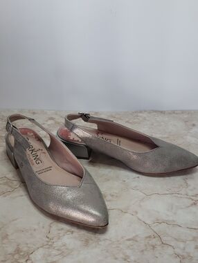 Dorking By Flushos  Gray/Silver Slingback Pointed-Toe Flats Size  35